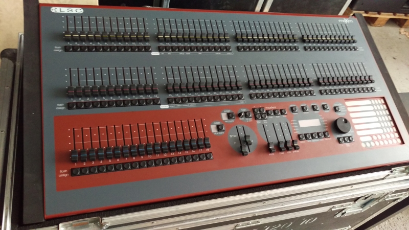 maxim lighting desk